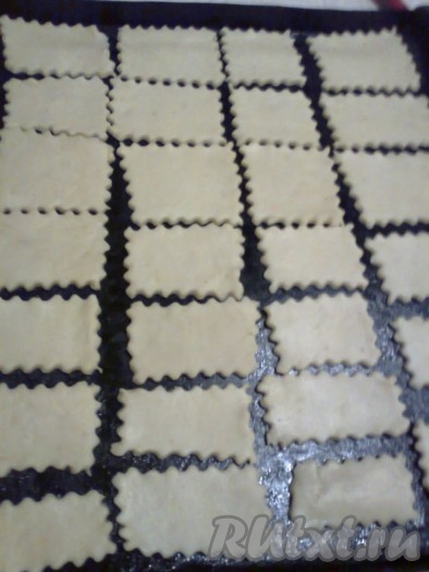 Выложите заготовки печенья на слегка смазанный подсолнечным маслом или застеленный пергаментом противень.