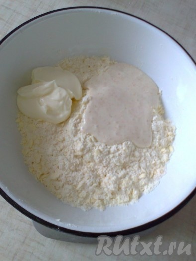 Если используете дрожжи, разведите их в 1-2 столовых ложках теплой воды, оставьте на 5 минут. Если используете закваску, заранее подкормите ее и используйте нужное количество. Потом закваску или разведенные дрожжи и майонез добавьте в масляно-мучную смесь, перемешайте.