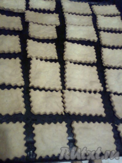 Выпекайте печенье "Улетное" в разогретой до 220 градусов духовке 15-20 минут (до бледно-золотистого цвета).