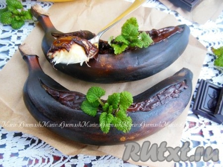 Затем разверните фольгу и запекайте еще 2-3 минуты. Готовый десерт можно подавать как в горячем, так и в холодном виде. Только когда банан остынет, шоколад не будет растопленным на все 100%. Такой десерт понравится не только взрослым, но и детям.