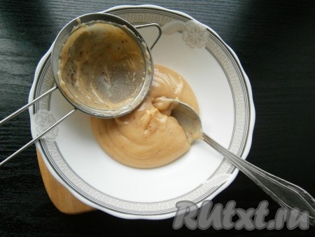 Далее карамель можно протереть через мелкое сито, чтобы убрать крупные вкрапления.
