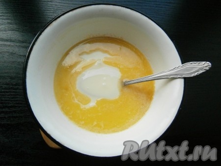 Затем в смесь масла, сахара и мёда добавить сгущенное молоко, перемешать, варить далее карамель на медленном огне, постоянно помешивая, до легкого золотистого цвета и загустения. Для этого понадобится минут 8-10.&nbsp;
