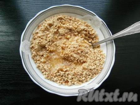 Измельчить печенье до состояния мелкой крошки. 100 грамм сливочного масла растопить, смешать с печеньем.
