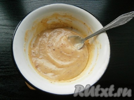 Получится мягкая карамель, которая немного может подгореть, образуя темные хлопья - ничего страшного. Карамель остудить до теплого состояния.
