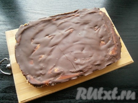 Отправить в морозилку на 30 минут, а затем переставить в холодильник и выдержать не менее часа. Все отлично застывает. Аккуратно извлечь домашний "Твикс" из формы, убрать пленку.
