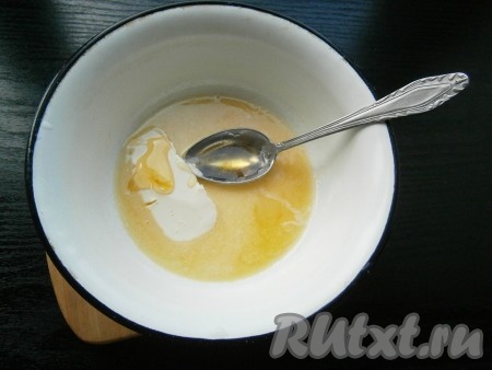 30 грамм сливочного масла растопить с сахаром, добавить мед, перемешать, поставить на огонь, довести до кипения, варить на слабом огне, помешивая, около 1-2 минут.
