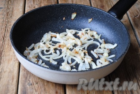 Очищенный лук нарезать полукольцами и выложить на сковороду, в которой обжаривалась рыба. Обжарить полукольца лука, помешивая, до золотистости.
