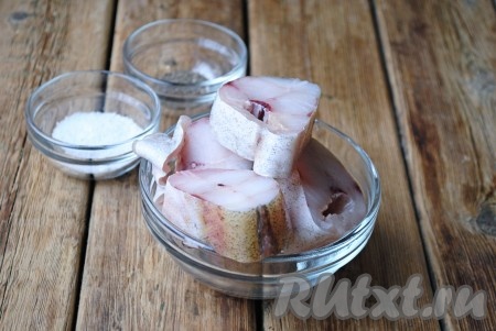 Посолить, поперчить по вкусу и оставить на 10 минут, чтобы рыбка пропиталась специями. 
