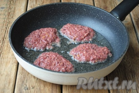 Сковороду разогреть с растительным маслом, масло должно полностью покрывать дно сковороды. Ложкой выложить фарш, придавая форму котлетам.
