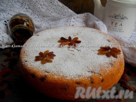 Шарлотка с изюмом получается невероятно нежной на вкус. Очень ароматная, в меру сладкая выпечка подарит вам истинное удовольствие. Отказаться от кусочка такого пирога просто невозможно!
