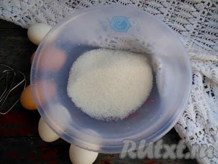 Для приготовления шарлотки яйца лучше всего использовать охлажденные, вкуснее всего будет выпечка на домашних яйцах.
