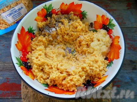 Добавьте по вкусу соль и черный молотый перец, тщательно перемешайте.
