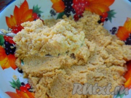 Готовый фарш получается не слишком жидким, но и не слишком густым, хорошо лепится в руках, даже руки смачивать водой не нужно.