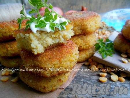 Постные гороховые котлеты можно кушать как в горячем виде, так и в холодном. Прекрасно сочетаются такие котлетки с кетчупом, сметанным соусом с зеленью и чесноком. Для разнообразия вашего повседневного меню такие котлеты станут просто находкой.
