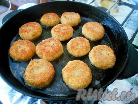 Для того чтобы котлетки полностью прожарились внутри, после того как поджарили одну сторону и перевернули, накройте сковороду крышкой и обжаривайте с другой стороны (примерно, 2 минуты). Готовые котлеты выложите на бумажное полотенце, чтобы стек лишний жир.