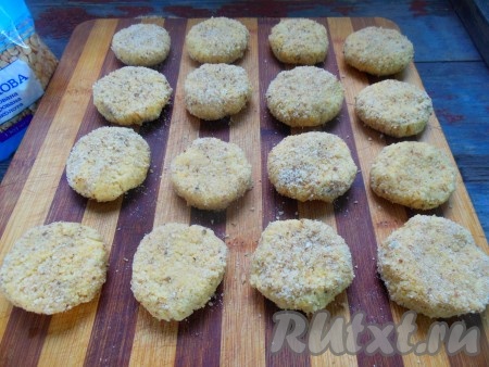 Сформируйте все котлетки из фарша, по желанию, обваляйте их в сухарях.
