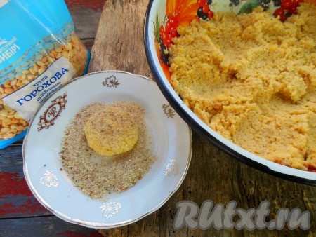 Сформируйте из горохового фарша котлету, обваляйте в панировочных сухарях. Кстати, даже без сухарей котлеты не распадаются. Поэтому можно жарить котлетки и без панировки.
