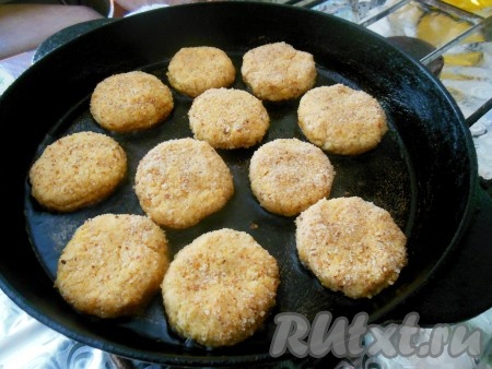 Хорошо разогрейте сковороды с растительным маслом. Обжарьте котлеты на медленном огне до румяной золотистой корочки с каждой стороны (примерно, 2-3 минуты с каждой стороны).
