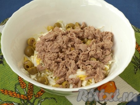 Добавить консервированного тунца вместе с жидкостью.