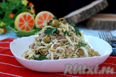 Очень вкусный, сочный салат&nbsp;с пекинской капустой и консервированным тунцом заправить лимонным соком и подать к столу.
