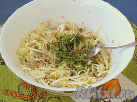 Салат перемешать, посолить и поперчить. Добавить измельчённую петрушку. 