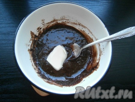 Поместить миску на небольшой огонь и при постоянном помешивании довести смесь до кипения. Варить минуты 3-4, чтобы глазурь стала однородной, затем добавить сливочное масло.&nbsp;
