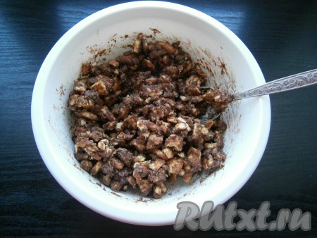 Дать смеси немного остыть, а затем вылить ее в печенье. Тщательно печенье перемешать ложкой.