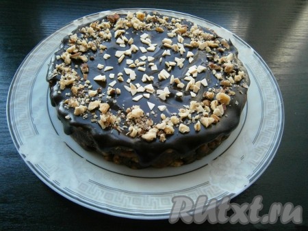 Отправить торт в холодильник на 3-4 часа, а затем украсить рубленными орехами и осколками белого шоколада или на свое усмотрение.