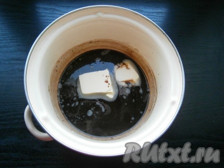 Поместить кастрюлю на огонь, довести смесь до кипения, добавить сливочное масло и ванилин. Постоянно помешивая, варить смесь на слабом огне минут 5-7.