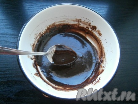 Дать маслу расплавиться, варить глазурь еще минуты 2-3, чтобы она немного загустела. Глазурь по консистенции станет похожей на жидкий кисель или крем.