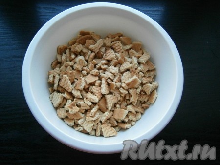 Печенье поломать на небольшие кусочки.