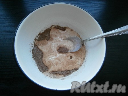 Влить теплые сливки или молоко, перемешать.