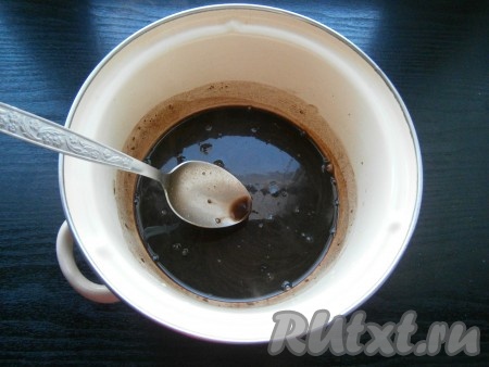 Частями влить горячую воду, перемешивая.
