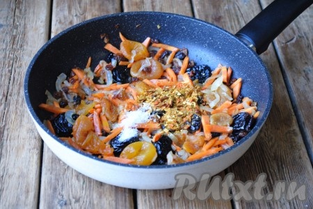 Добавить соль и приправу к плову. 