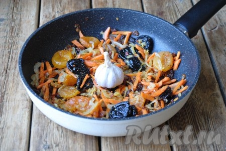 Поместить в центр головку чеснока, влить половину стакана горячей воды и готовить под крышкой около 10 минут на медленном огне.&nbsp;
