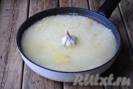 Затем ровным слоем выложить промытый рис. Влить столько горячей воды, чтобы она была выше риса, примерно, на 1,5-2 см. Можно, по желанию, добавить ещё специй.
