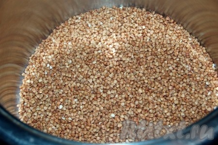 Перебрать 1 стакан гречневой крупы (очистить от ссора, если он есть), хорошо промыть.
