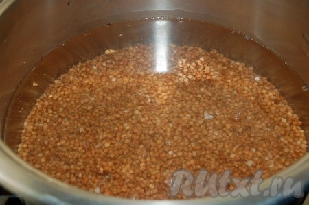 В кастрюле вскипятить 2 стакана воды, всыпать гречку, дать закипеть, подсолить, а затем варить до готовности (минут 15) на небольшом огне. По прошествии времени вода испарится, а крупа станет рассыпчатой, значит гречневая каша готова.