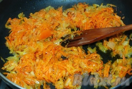 Очистить морковку и лук. Морковь натереть на крупной тёрке, лук нарезать небольшими кусочками. Обжарить овощи на сливочном (или растительном) масле на среднем огне, помешивая, до мягкости.