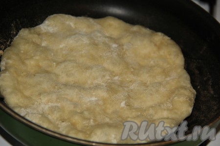 Далее разогреть сухую сковороду. Тесто немного растянуть, выложить на сковороду и быстро растянуть по поверхности сковороды. Тесто очень податливое и хорошо формируется.
