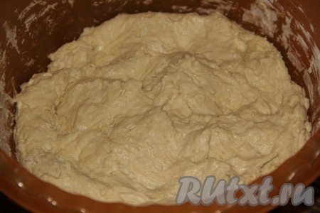 Замесить тесто. Оно получится липкое.