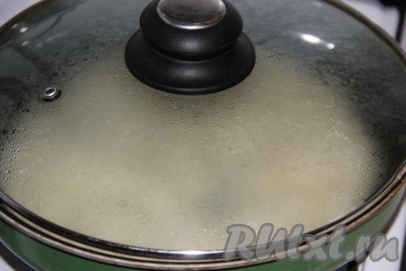 Накрыть сковороду крышкой и готовить лаваш в течение 5 минут на среднем огне.
