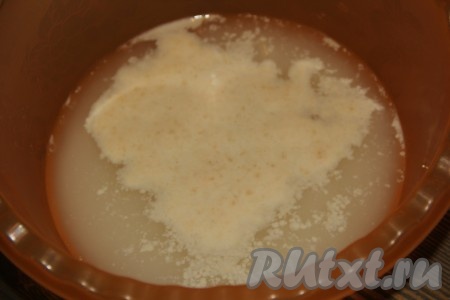 Оставить дрожжи на 20-25 минут. На поверхности воды появятся пузырьки.
