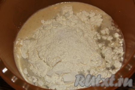 Добавить соль и муку.
