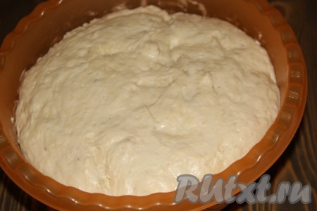 Оставить тесто под пищевой плёнкой на 1 час в тёплом месте. Тесто хорошо поднимется.