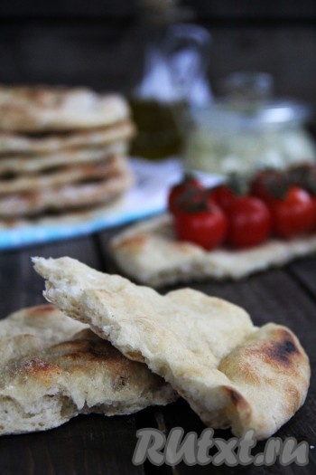 Готовый лаваш поместить под полотенце. Толстый лаваш, приготовленный на сковороде, получается очень вкусным и мягким. Обязательно попробуйте!
