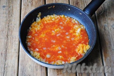 Для приготовления соуса для голубцов, натёртую на тёрке очищенную морковь и нарезанный очищенный лук обжарить на сковороде с добавлением растительного масла, помешивая, до золотистого цвета, затем влить томатный сок. Добавить сахар, щепотку соли и чёрный молотый перец, потушить томатный соус 5 минут на небольшом огне.
