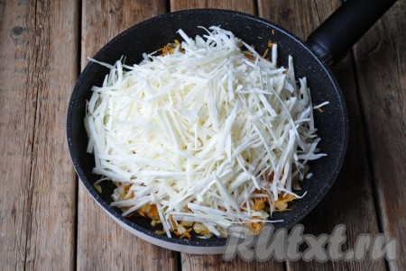 Тонко нашинковать капусту, добавить в сковороду.
