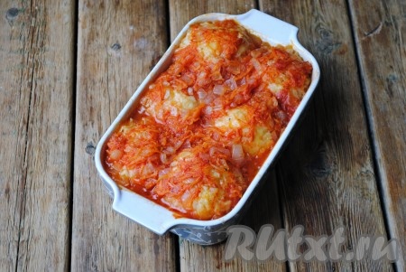 Накрыть форму фольгой и запекать в разогретой до 180 градусов духовке 30-35 минут.&nbsp;
