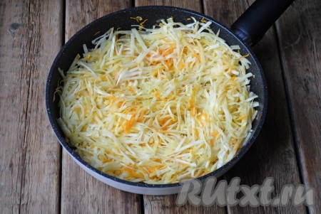 Тушить овощи на среднем огне, помешивая, около 5 минут (до мягкости капусты), затем остудить.&nbsp;
